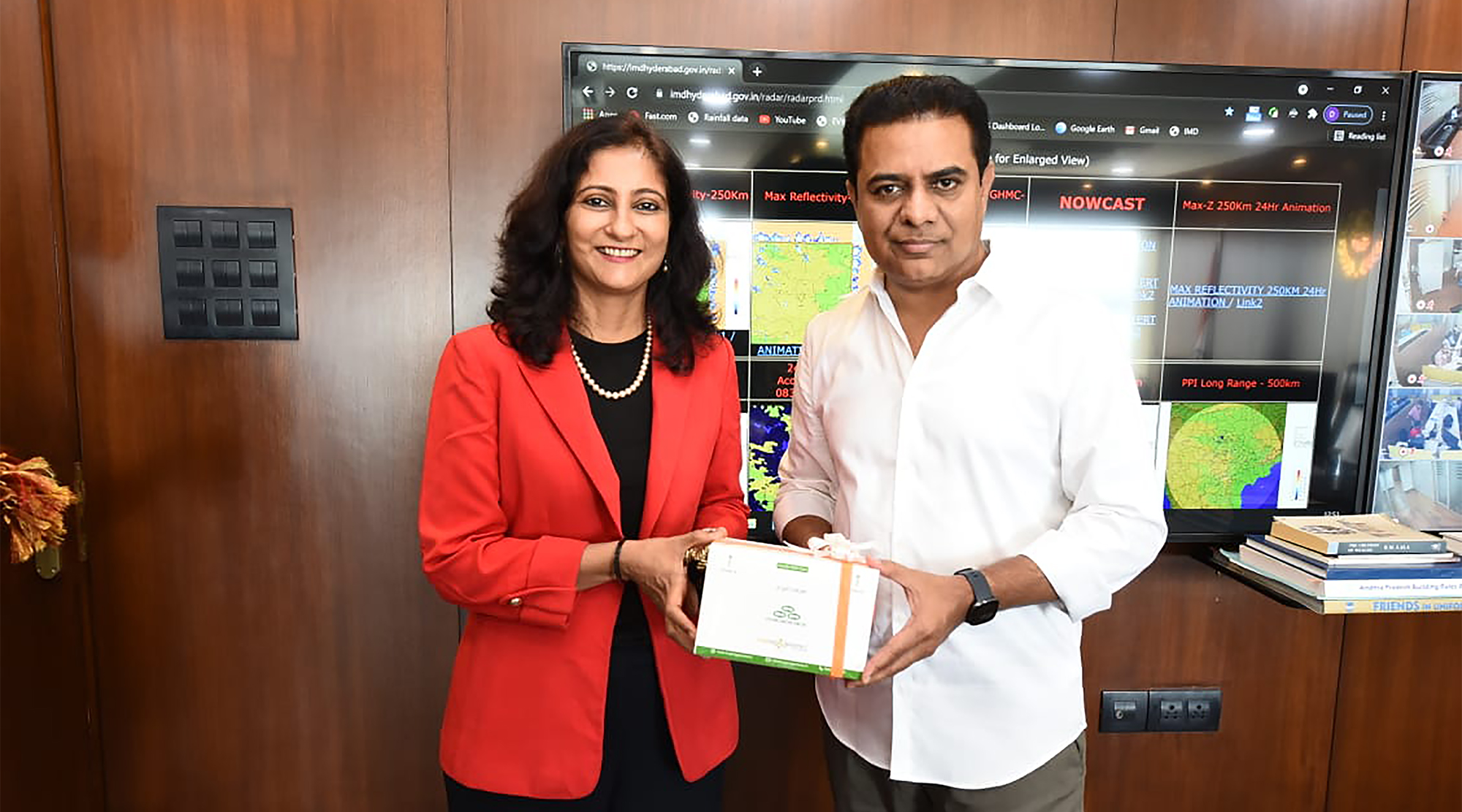 Anu Acharya, Founder and CEO of Mapmygenome (left) with Kalvakuntla Taraka Rama Rao, Minister for Municipal Administration & Urban Development, Industries & Commerce, and Information Technology of Telangana (right).